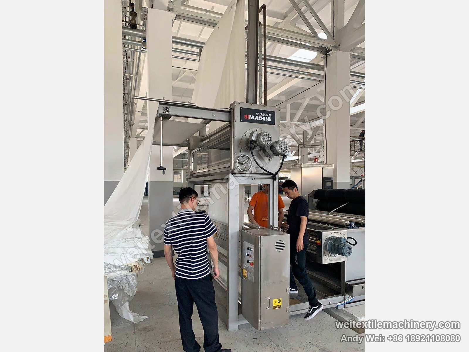 Cloth entry of the QL continuous crabbing and drying line, technicians at the feed
