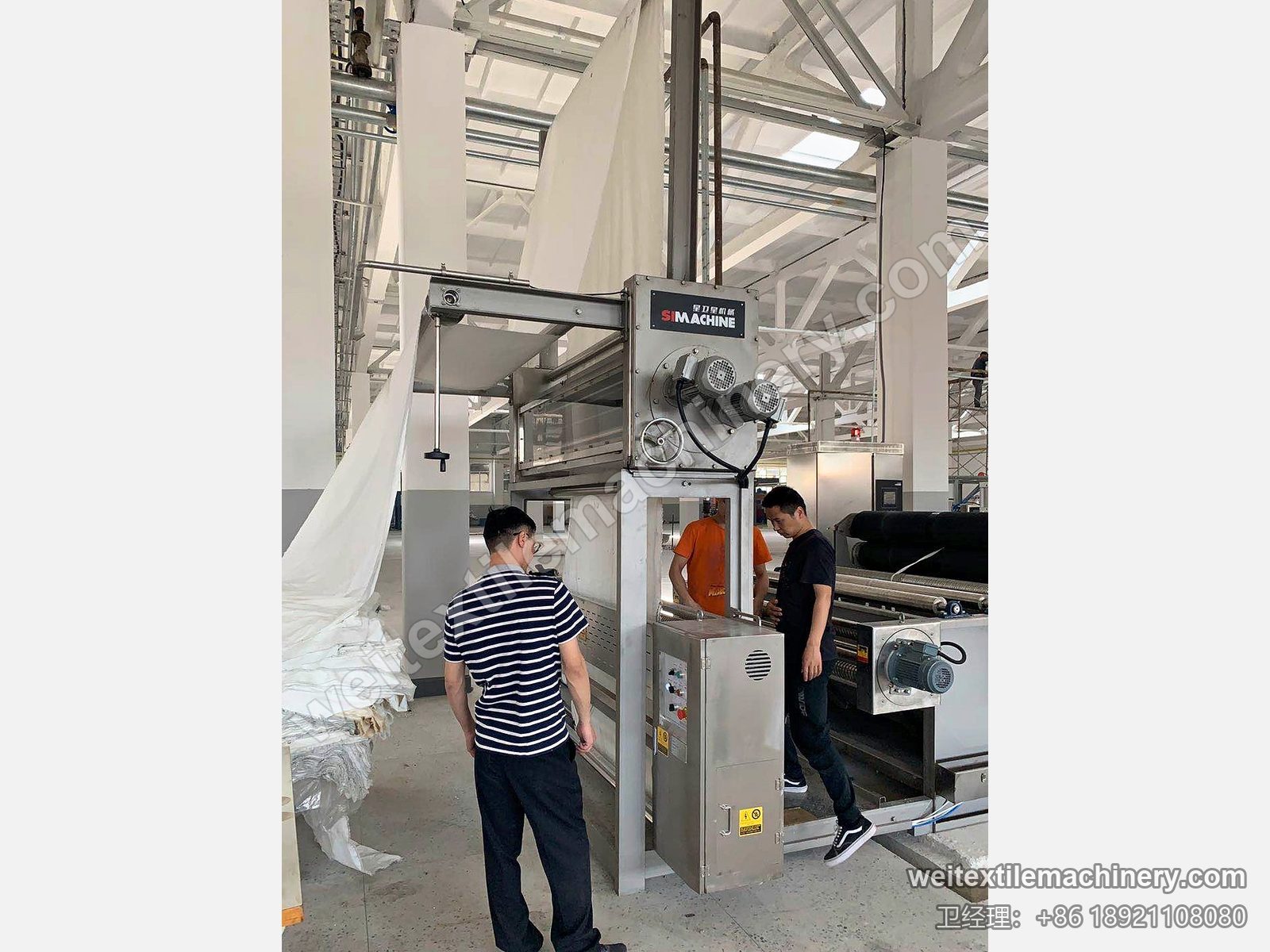 千立连续煮烘生产线进布处，技术人员在进布