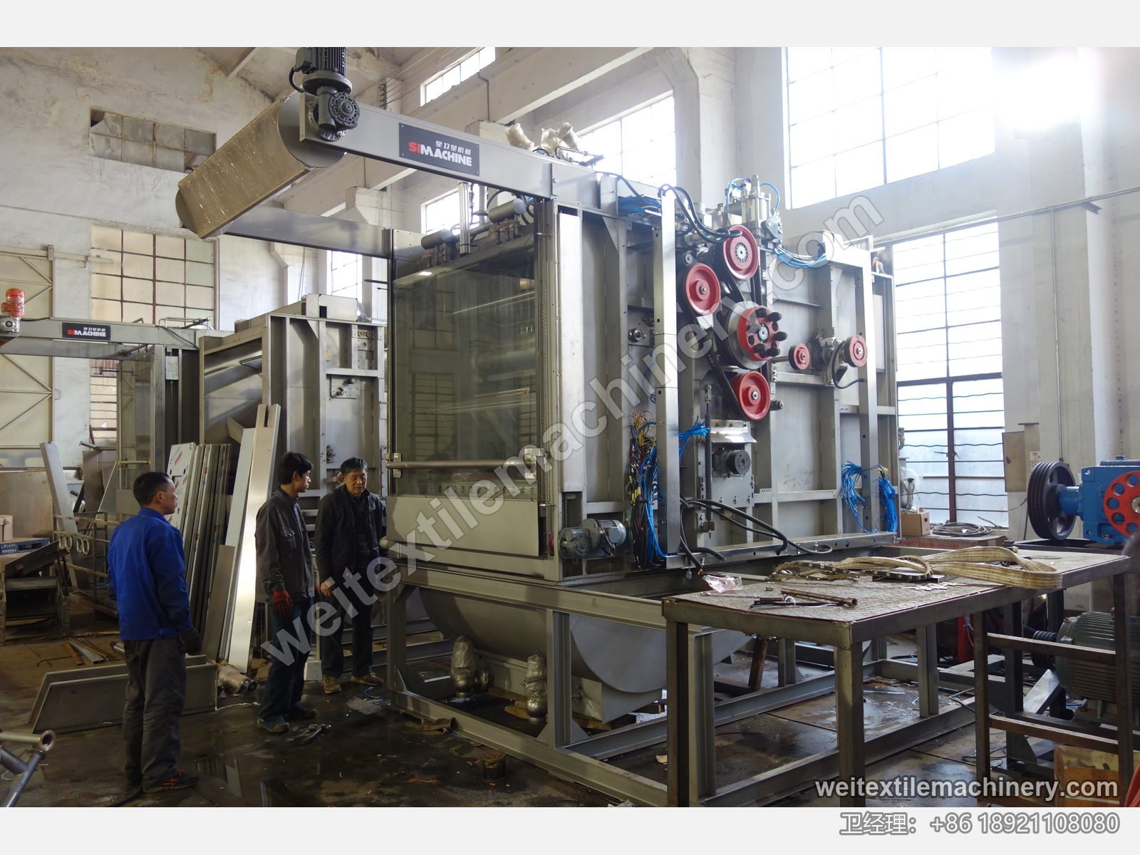 二手 MAT Turbomat 2C 绳状洗缩联合机较远斜侧，玻璃门、红色皮带轮组与丝杆、不锈钢槽体与台架