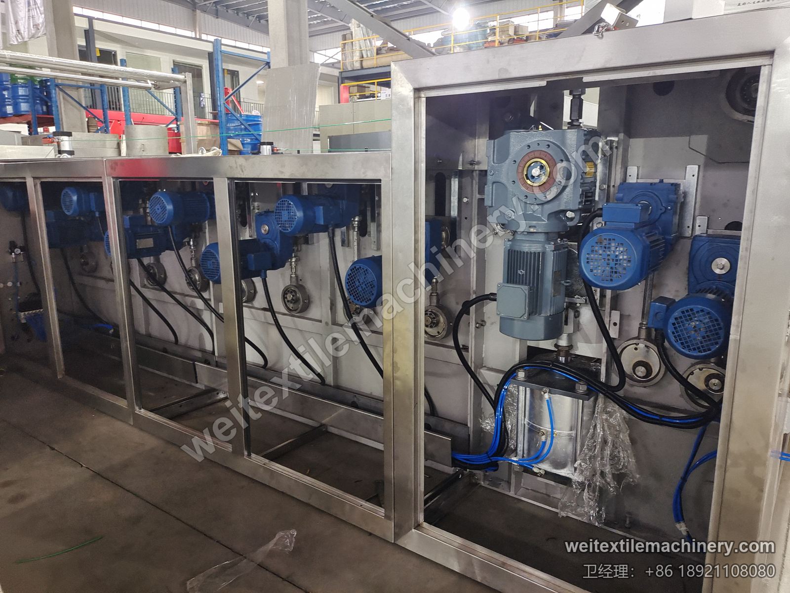 二手 TMT STC 4D+4R 湿刷毛定型机传动侧，打开的侧仓内一排蓝色减速电机与气缸