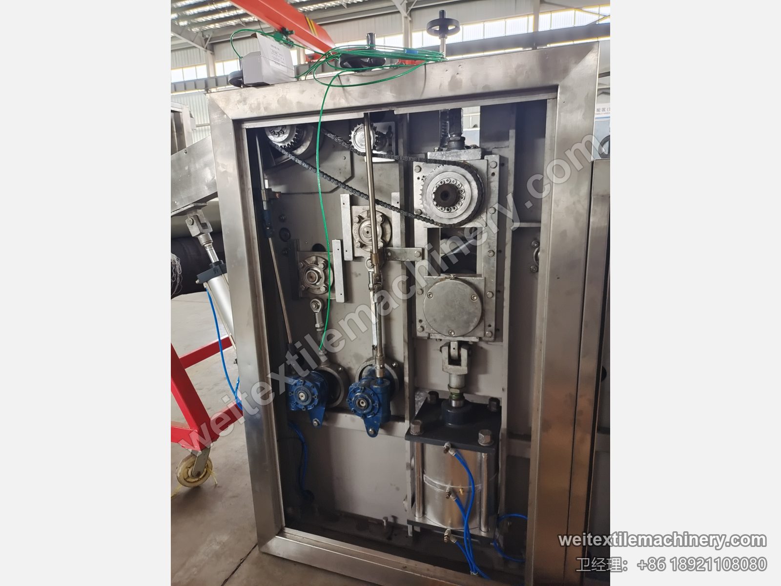 二手 TMT STC 4D+4R 湿刷毛定型机传动仓，链轮链条、两台蓝色减速电机与气缸