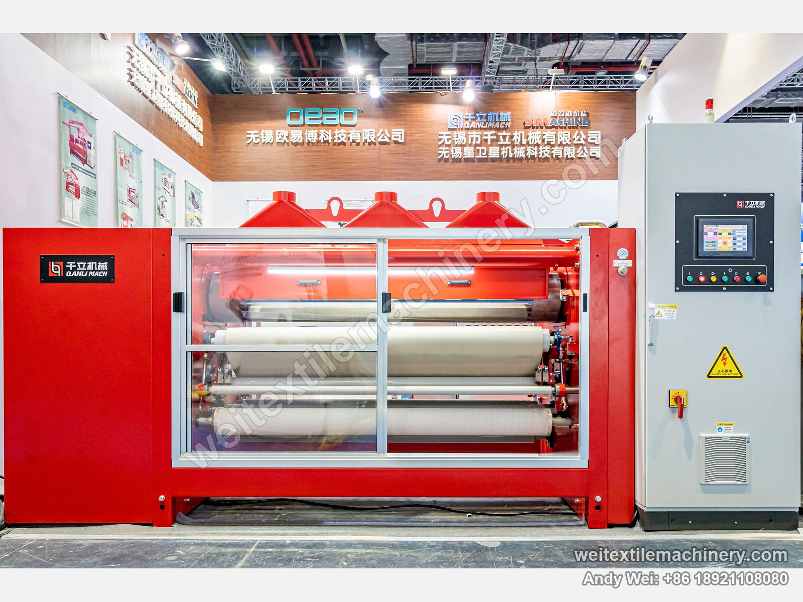 QL WPF-TG Fabric Polishing Machine, front view at an exhibition stand, felt blanket and rollers behind sliding doors
