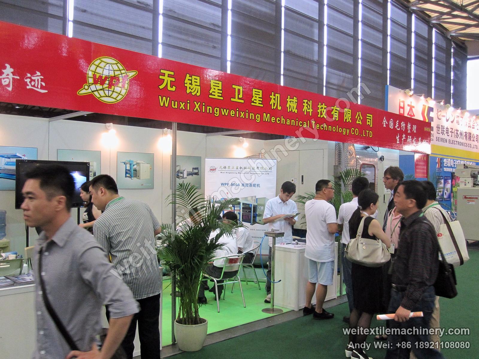 Visitors at the 2011 stand of Wuxi Xingweixing Machinery Technology