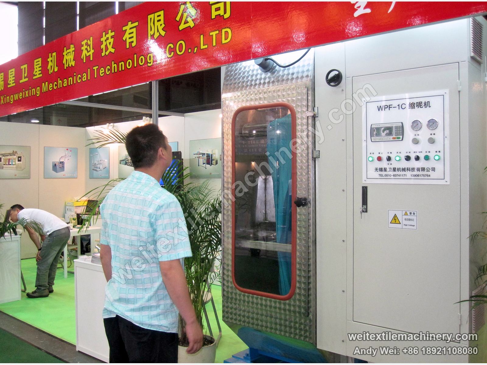 A visitor looking at the WPF-1C milling machine on the 2011 stand