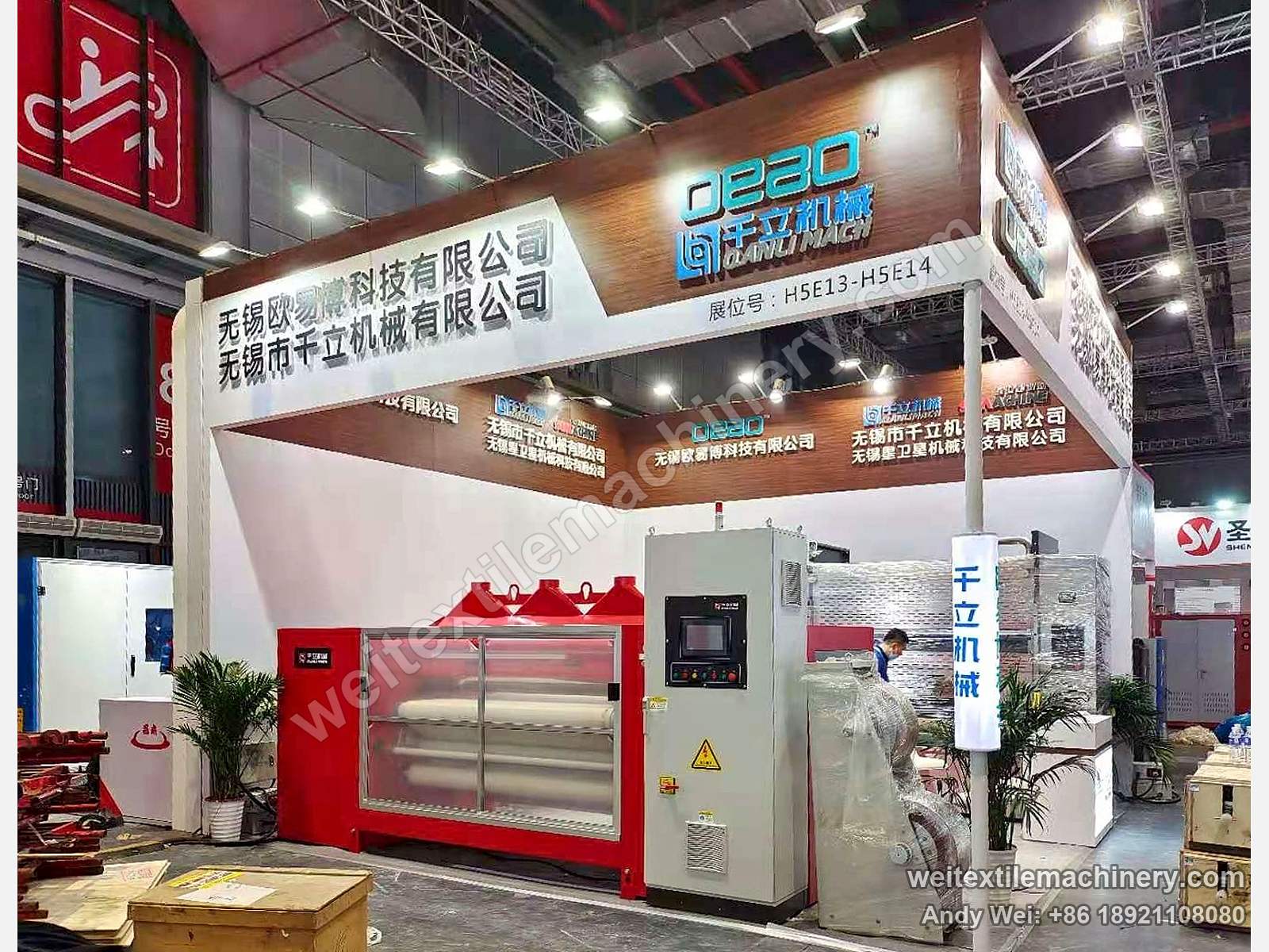 The 2021 stand of Wuxi QL Machinery with a red polishing machine in front