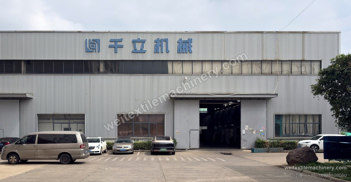 千立机械厂房外观,墙面有「千立机械」标识,门前为停车场